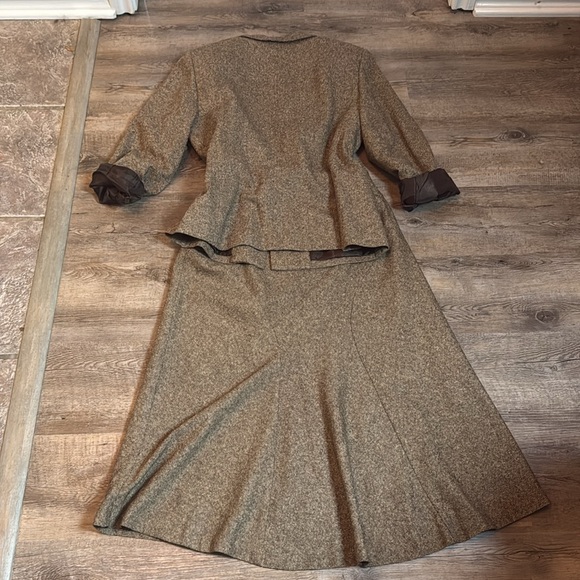 Josephine Chaus Two Piece 1 button fully lined skirt and jacket brown tweed suit - Picture 3 of 13